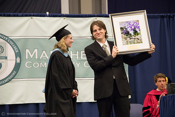 Speaker receives commencement gift from Graphic Design student Adam Wight