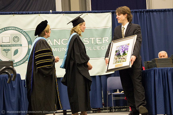 Speaker receives commencement gift from Graphic Design student Adam Wight